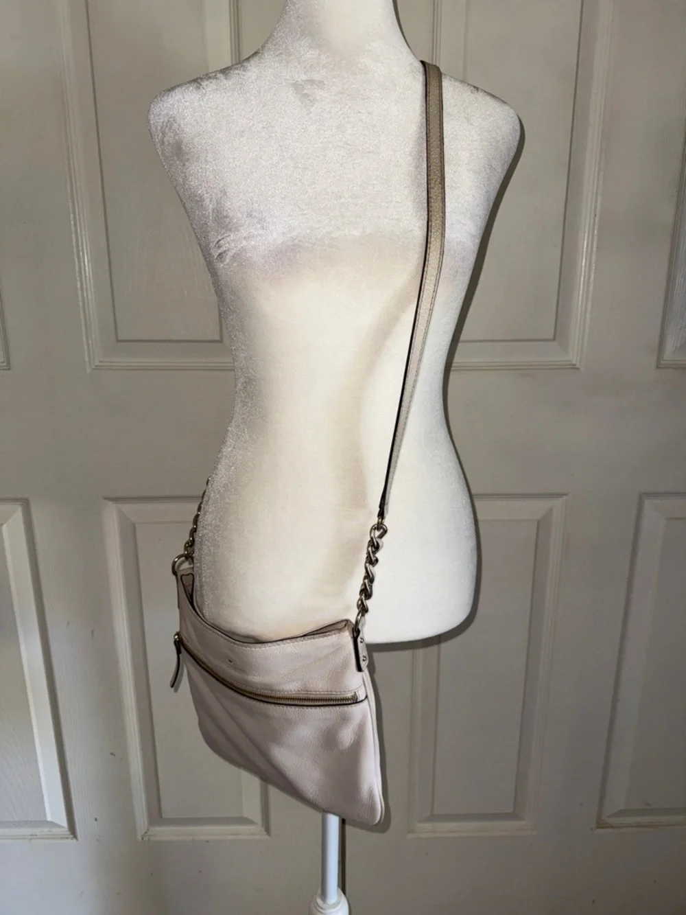 Kate Spade New York Off White Chain Detail Zip Top Leather Crossbody Bag